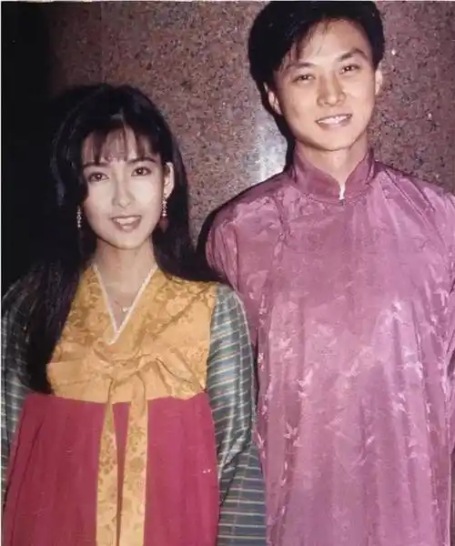 周慧敏晒20年前老公倪震与刘德华旧照,网友问:当年的倪震帅还是黎明帅