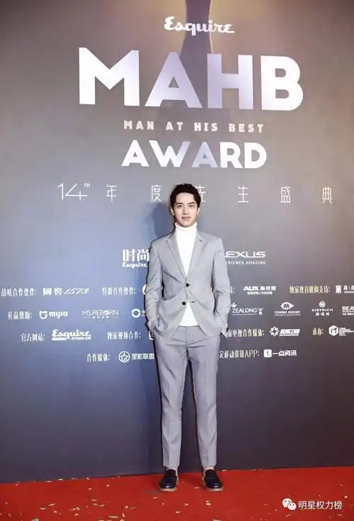 185cm的邓伦居然和180cm的杨洋一般高这男明星身高注水也很严重啊