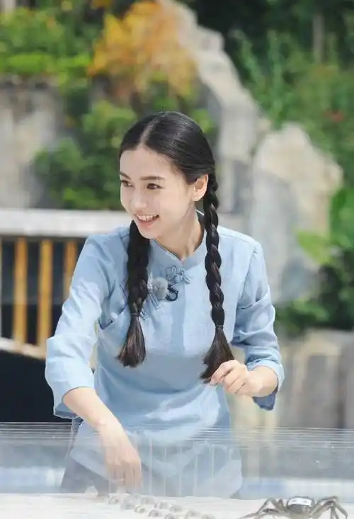 女星民国装扎双辫,董洁美成经典,蒋勤勤灵气,最喜欢谁的造型_辫子_剧