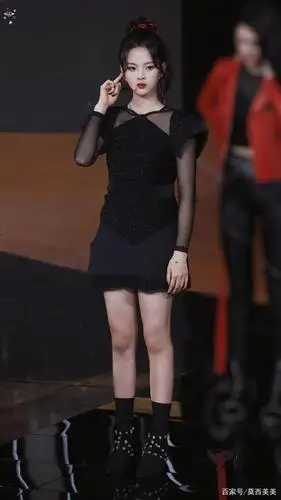 杨超越一身白色婚纱低胸深v秀天鹅领,精致的绣花珠子彰显高贵