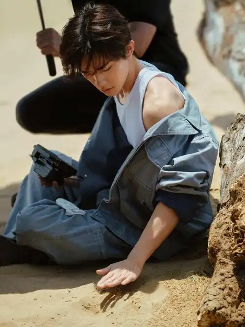 易烊千玺牛仔外套搭白t,满分帅气的千玺,被风吹起的呆毛,小漏的香肩