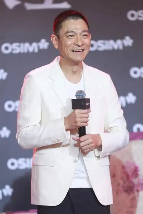 刘德华58岁仍旧帅穿白色西装搭九分裤再穿小白鞋可时髦了