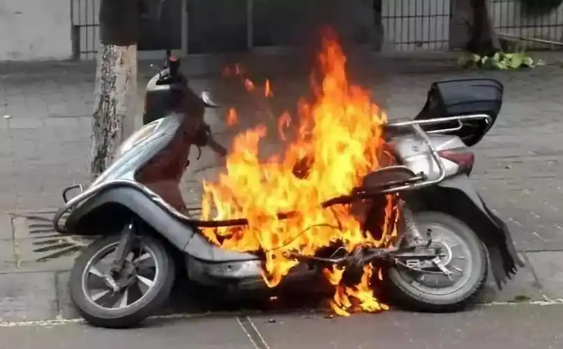 【警示】电动车充电起火致3死6伤,安徽车主被判5年!_火灾