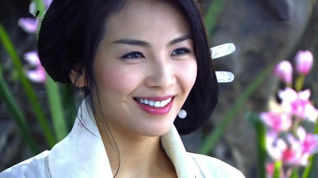 中永恒凄美的阿朱,《白蛇传》中端庄善良的白素贞,以及在《倾世皇妃》