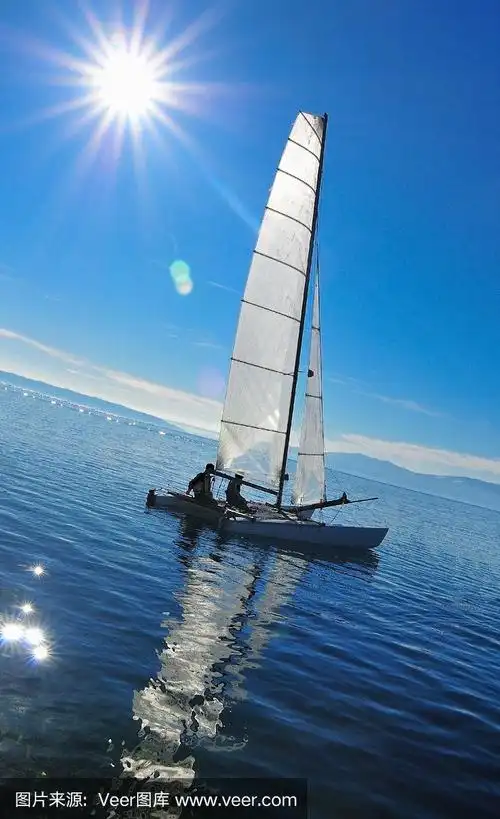 帆船和蓝色的大海