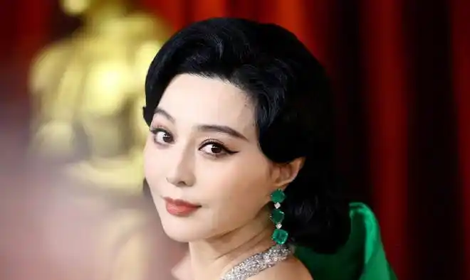 但是考虑到范冰冰的年龄,他看起来还是比同龄人年轻很多.