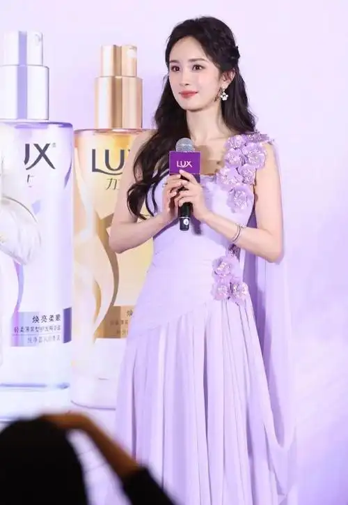 杨幂出席力士品牌活动还是蛮呆萌的