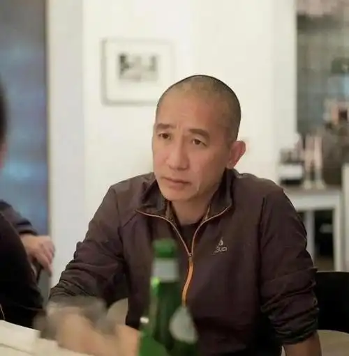 梁朝伟在德国和朋友聚会,剃了光头沧桑了许多,脸部老态尽显