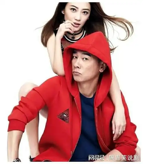 56岁陈小春又当爸应采儿素颜出境孕味十足