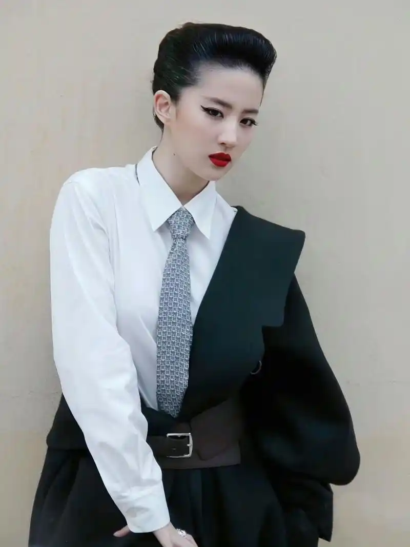 美女# 刘亦菲这发际线型真完美,看起来酷酷的.