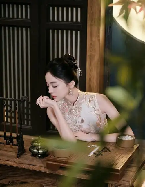 古力娜扎粉色中式旗袍娇艳又端庄