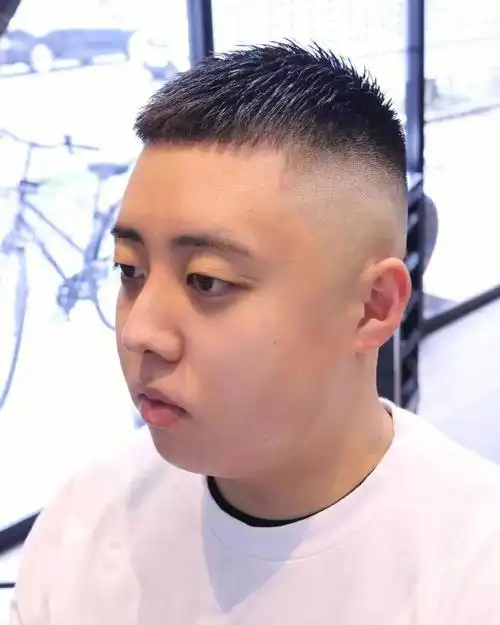 头发硬的男生也特别适合周边推短的发型,头顶保留大概2到3厘米向上