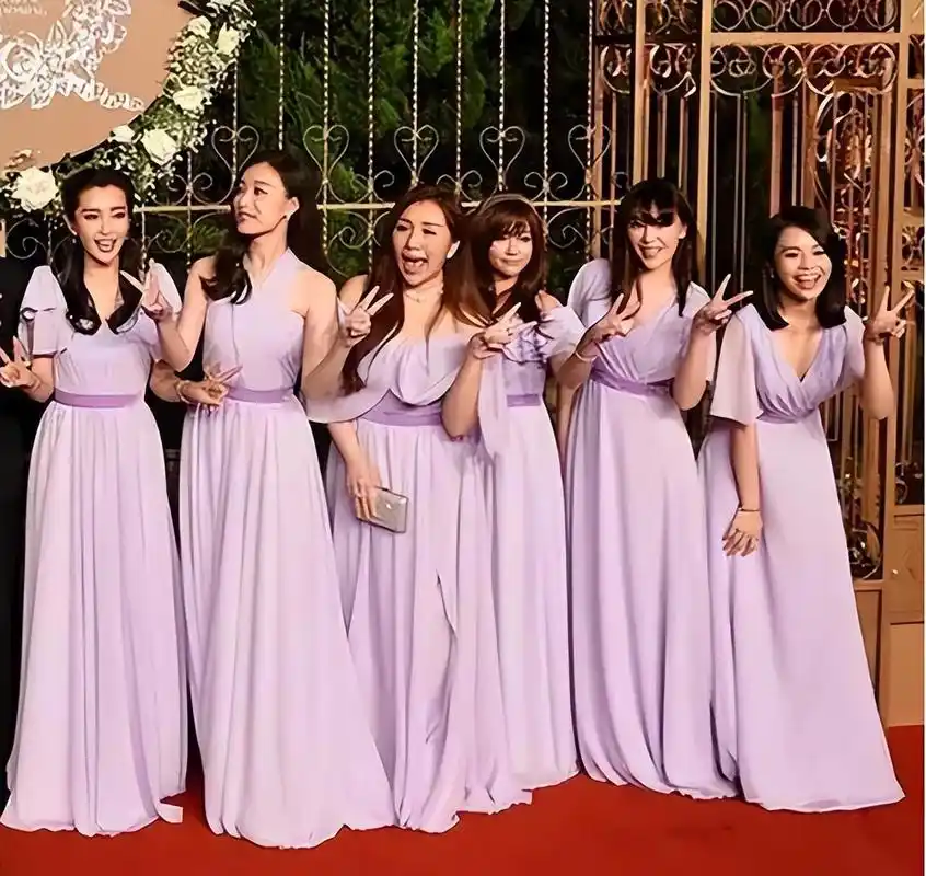 曝郭晶晶这张结婚照太漂亮了,强大的伴娘团,她坐中间像皇室公主
