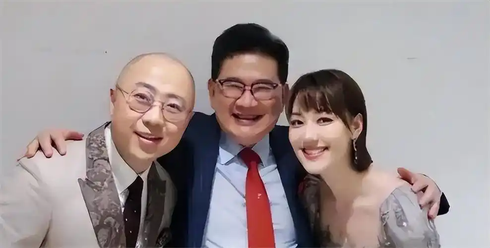 回顾央视主持人王冠离开央视5年今自由独立39岁依旧单身