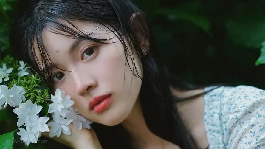 雨中伤心哭泣的女孩惹人心疼