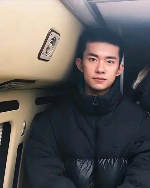 易烊千玺又理寸头小北再现却多了不一样的味道越来越有男人味