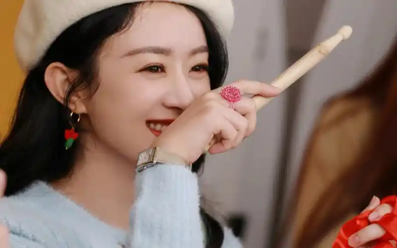 赵丽颖笑与不笑反差真大,不笑时又美又飒,一笑则甜到心里!