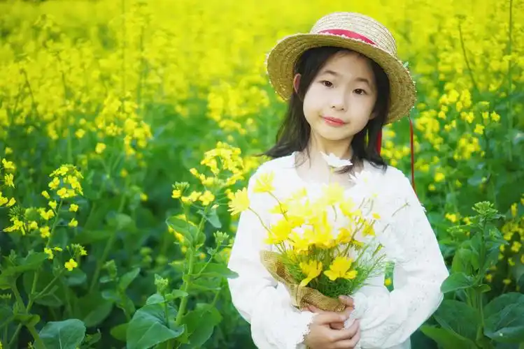 春天最可爱的是无尽的花色最灿烂的是孩子纯净的笑容