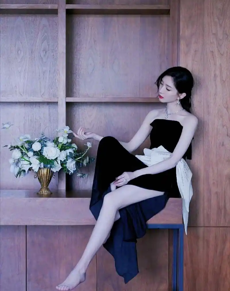 江疏影凭借她那双美腿,在娱乐圈内也是风生水起!
