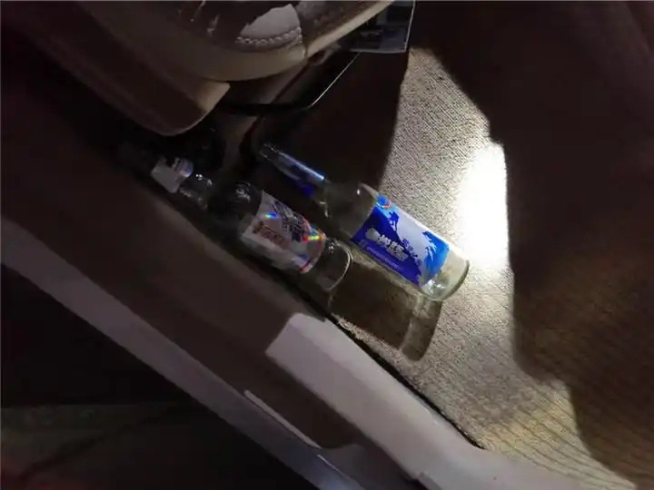在黄某车上,交警找到了两个空酒瓶.