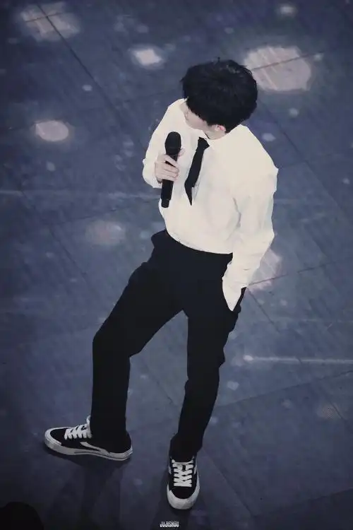 诚邀各位看一下马嘉祺的腿 有～多～长～#马嘉祺我们的歌#/#马嘉祺