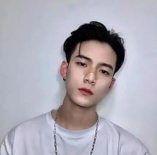 夏天男生剪发型把额头露出来才是你应该有的帅气