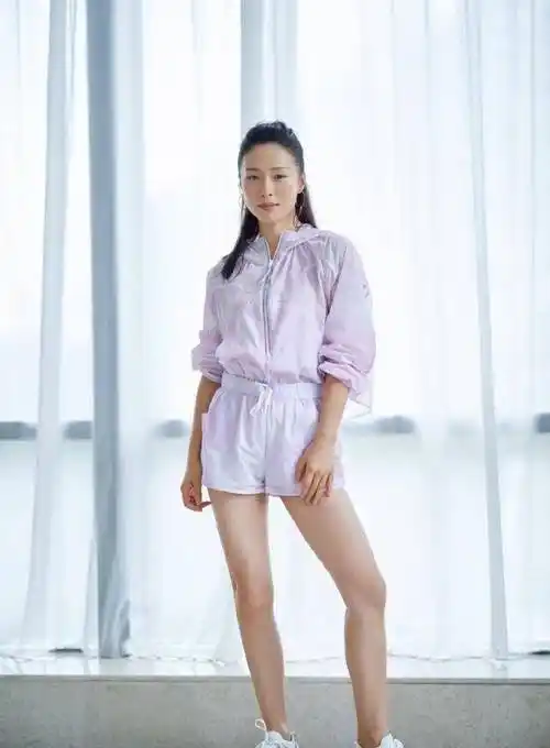 身高166的江一燕,身材比例还算可以,加上这件连体衣的高腰设计,让双腿