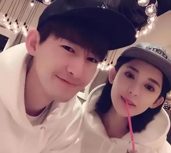 不过,分手之后张翰似乎忘不了古力娜扎,一直保留着两个人官宣恋情的