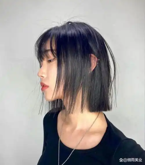 直短发还属于懒人界选择的发型之一,看整体外形,简单易打理,完全不