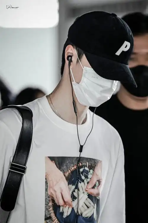 王一博出发日本 最新机场出发饭拍,白t恤鸭舌帽造型,简约帅气!