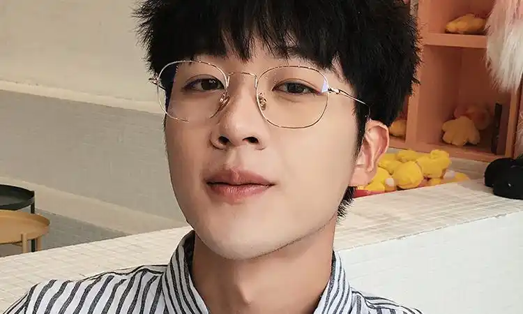 男生有这4个特点,戴眼镜比不戴好看