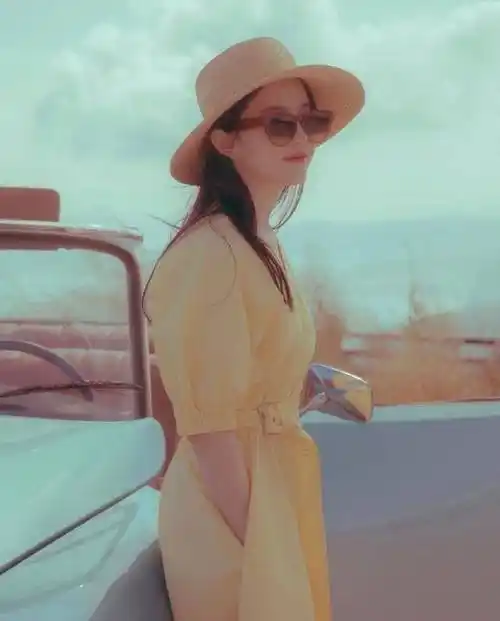 34岁刘亦菲逛街被偶遇,生图比精修图还美,边走边系围巾超级自信_土