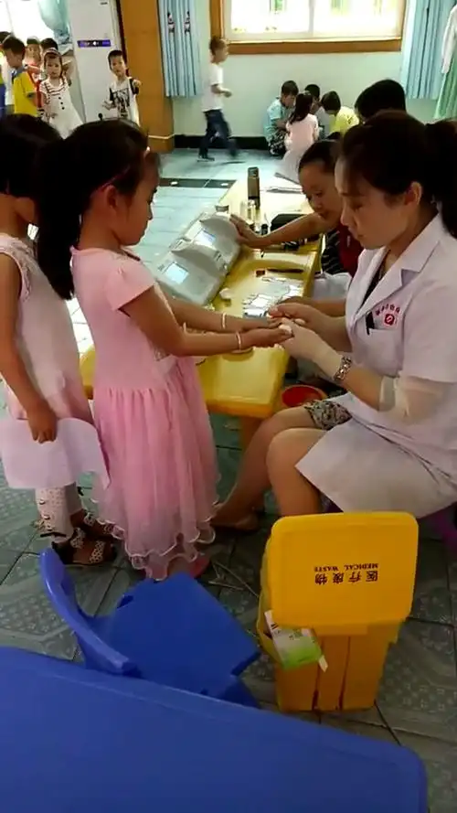 本次体检为幼儿进行身高,体重,听力,视力,口腔,心脏,血常规等项目检查