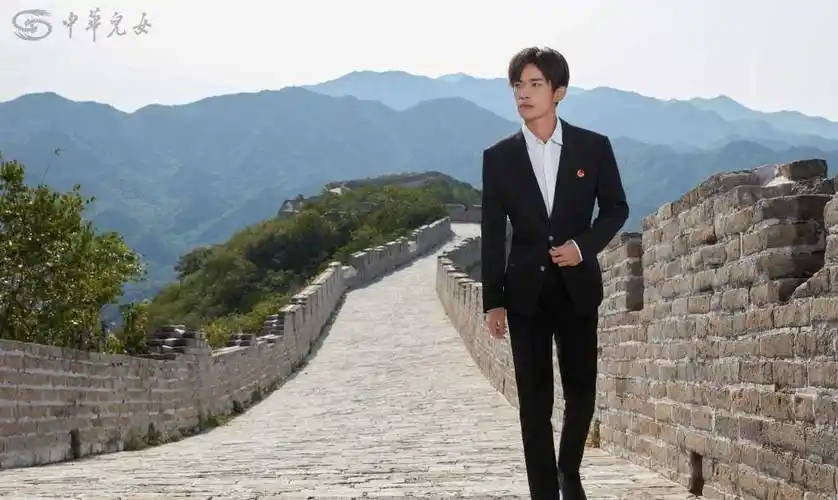 易烊千玺谈军训感受,承认自己晒黑了,看了肤色粉丝深表认同_皮肤_时候