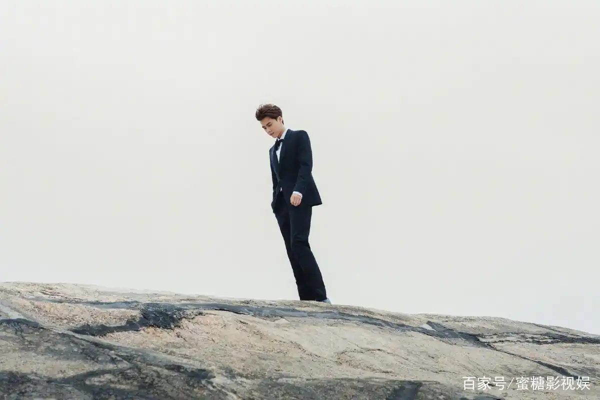 心抽筋了,李易峰海边照是什么小说男主设定啊,帅到犯规啦