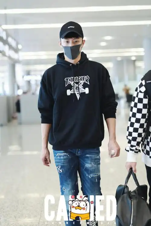 黄景瑜现身机场,黑衣酷帅,神色略显疲惫