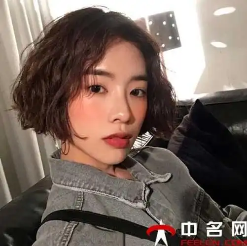 时尚girl应该会很喜欢这一款短卷发吧,小卷发烫发让造型变得十分蓬松