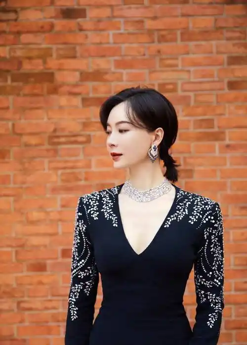 陈数身穿v领晚礼服,展现美好曲线,完美容颜让人深陷其中,太绝_女人