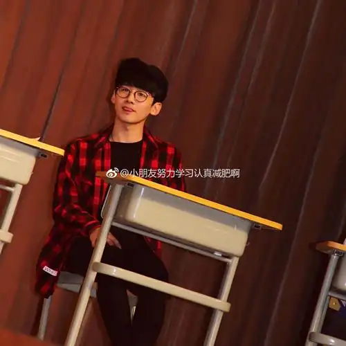 白敬亭大学时期旧照曝光模样青涩略显婴儿肥