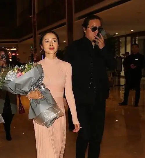 3月16日,有大v在晚上7点直播的时候爆料,江一燕隐婚并有两娃,隐婚老公