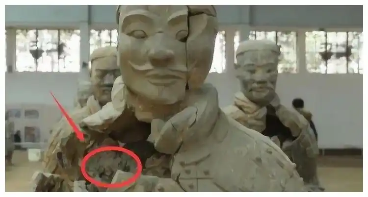 兵马俑真是用活人烧制一尊裂开的兵马俑揭开心中疑惑