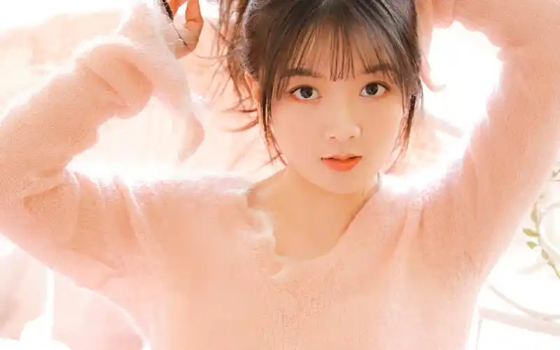 粉色毛衣美女初秋写真高清壁纸