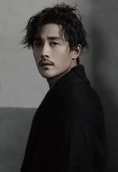 忧郁的男人有魅力吗 留着小胡子男人味十足  第6张