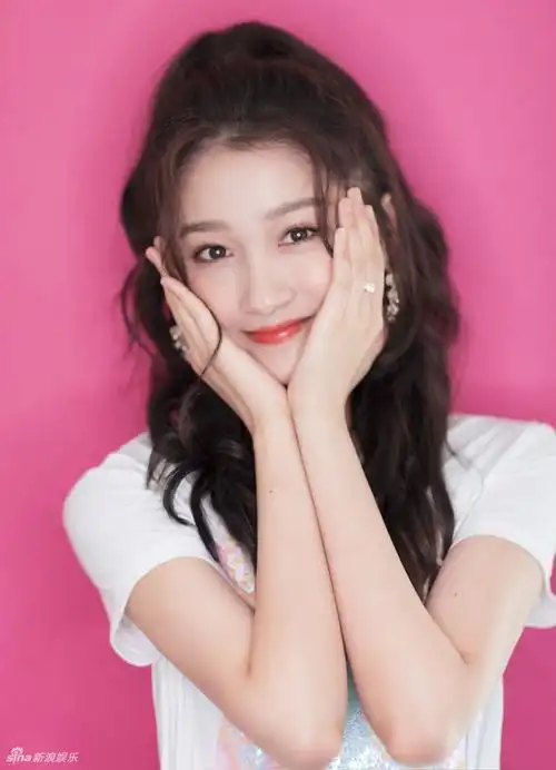 关晓彤穿蓬蓬裙变身长腿芭比捧脸嘟嘴可爱迷人