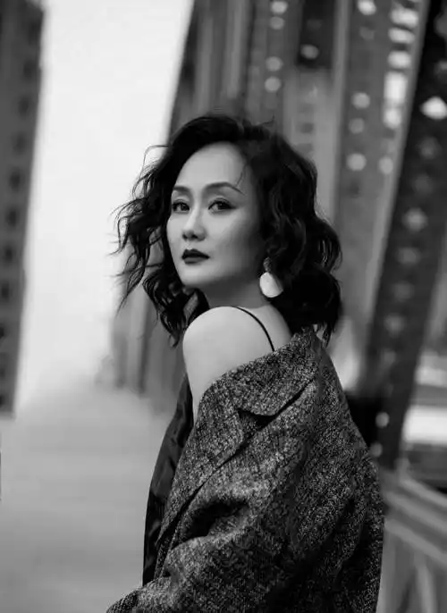 54岁的"富太"李颖,上海女人的精致,旗袍上身气质不减当年_时尚_民国