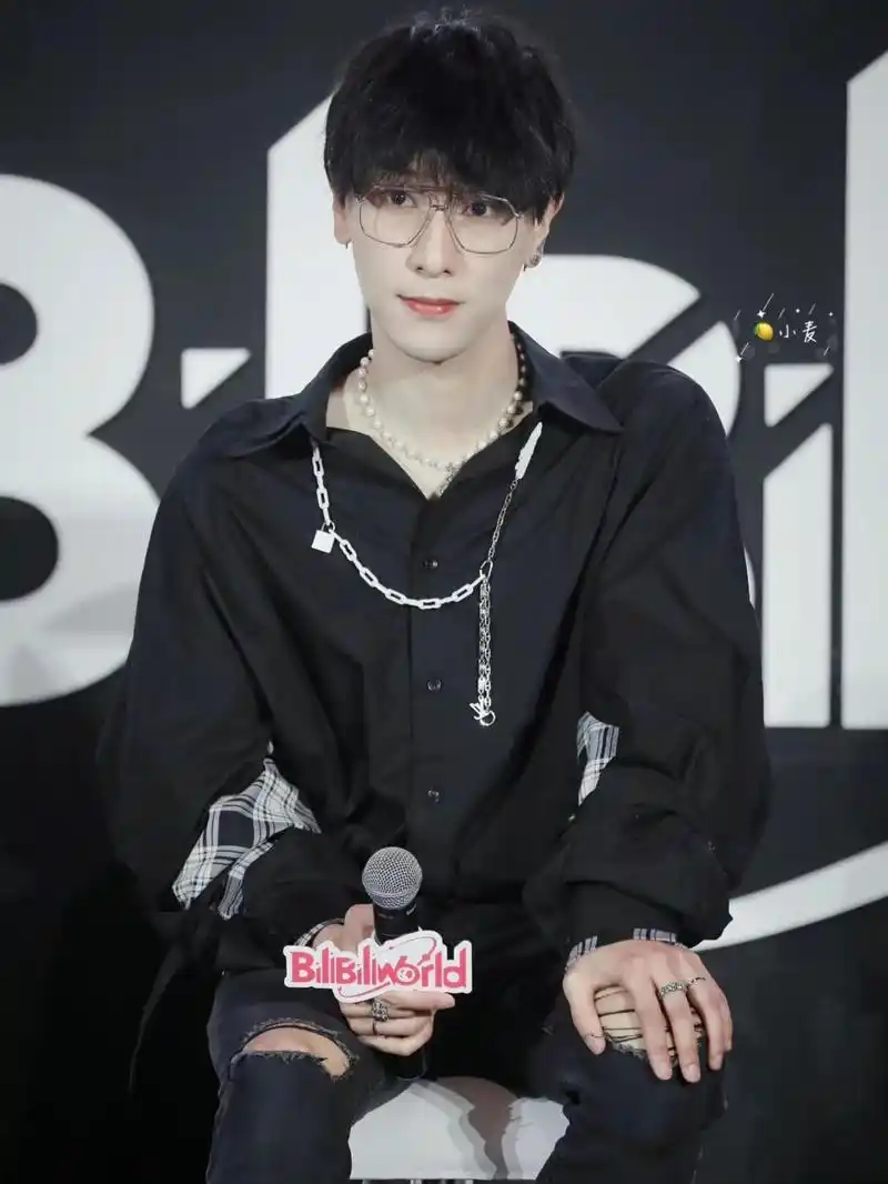 看到cv景向谁依的颜值,网友直言:哥哥可以直接出道了!