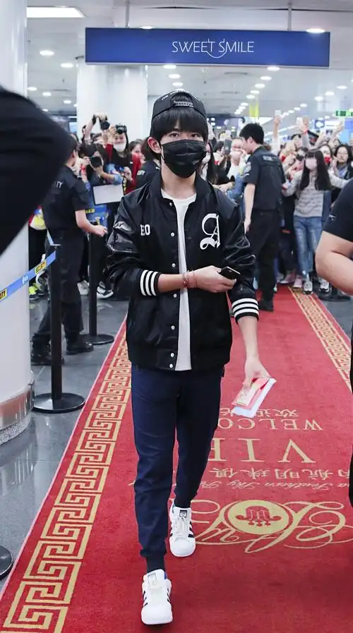 易烊千玺,机场fashion show
