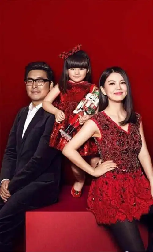 李湘一家度假被偶遇!王诗龄粉色靴子显少女心,身高直逼165妈妈