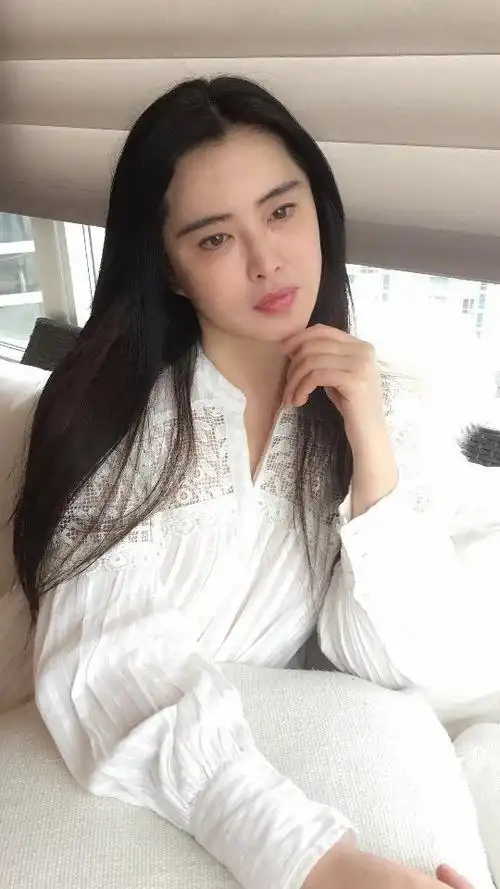 54岁王祖贤现身温哥华街头 穿短裙遛狗秀美腿