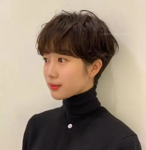 时尚修颜的韩式刘海对脸型有很大的修饰作用,发型带有层次感的剪裁让